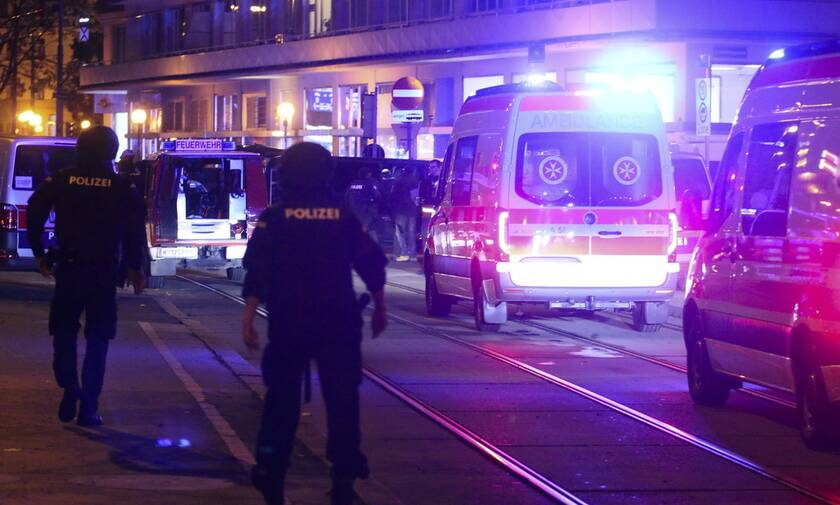 Επίθεση στη Βιέννη: Τουλάχιστον ένας από τους δράστες διαφεύγει τη σύλληψη