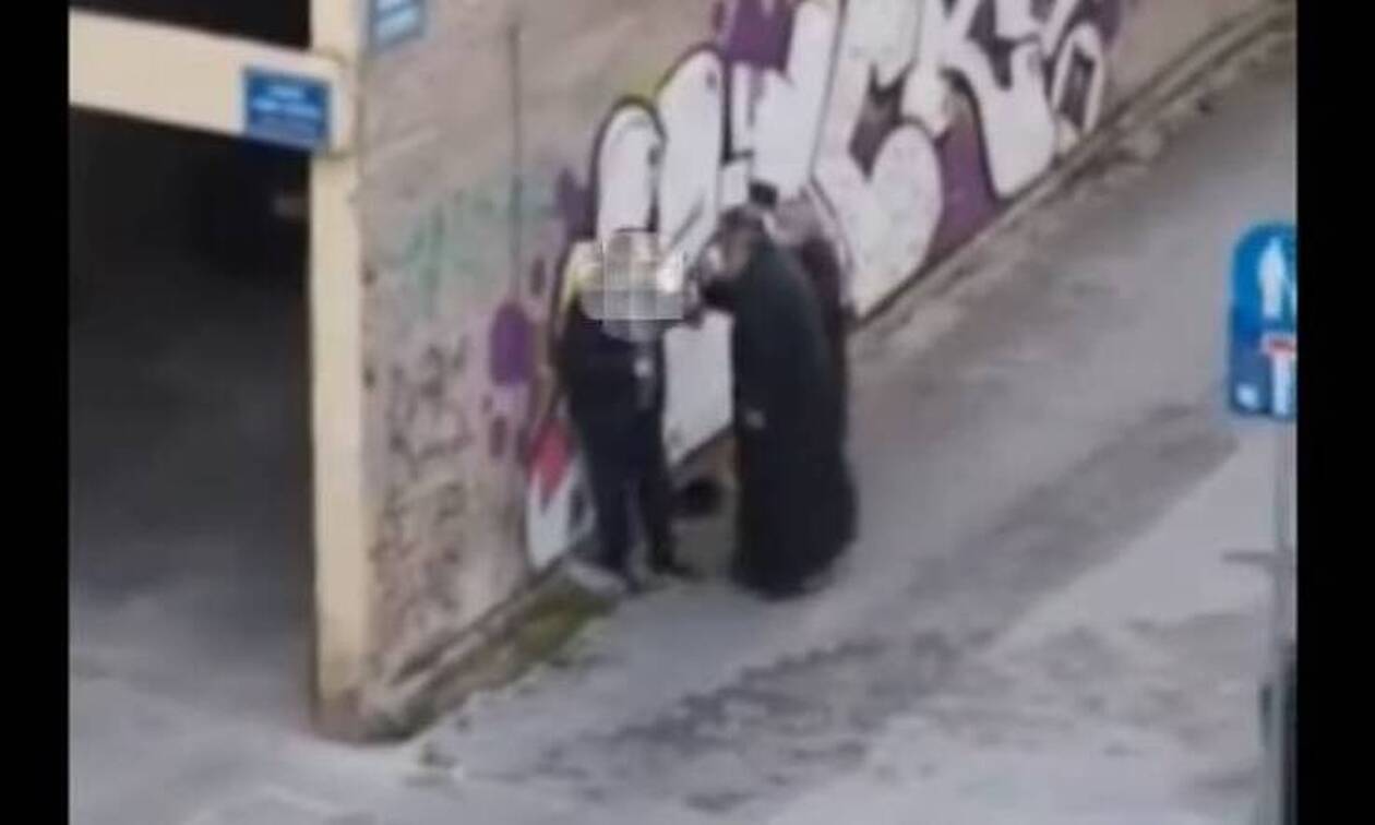 Κοζάνη: Ιερέας χαστούκισε πολίτη στο δρόμο (video)