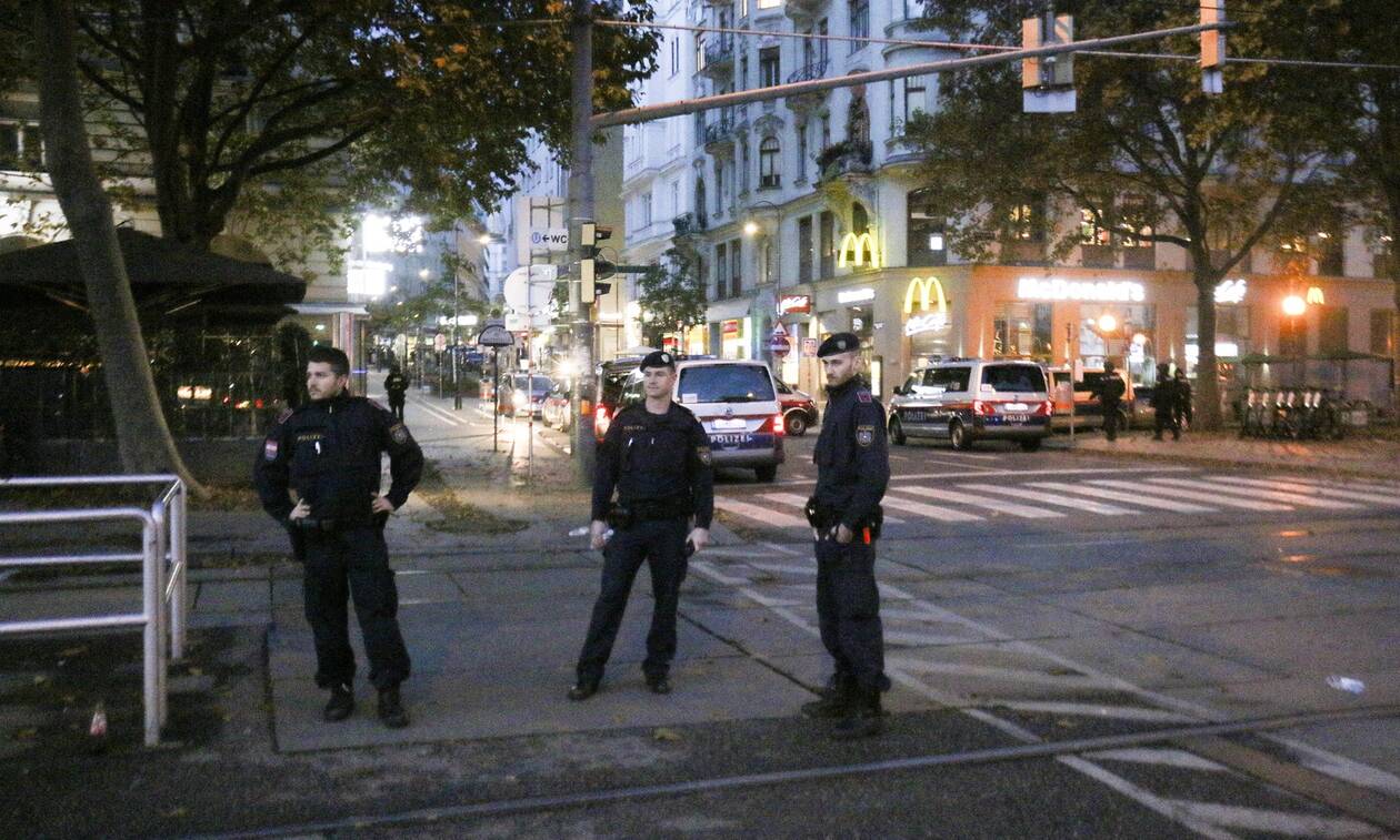 Επίθεση στη Βιέννη: Δύο συλλήψεις και επιδρομές σε σπίτια - Τριήμερο πένθος στην Αυστρία