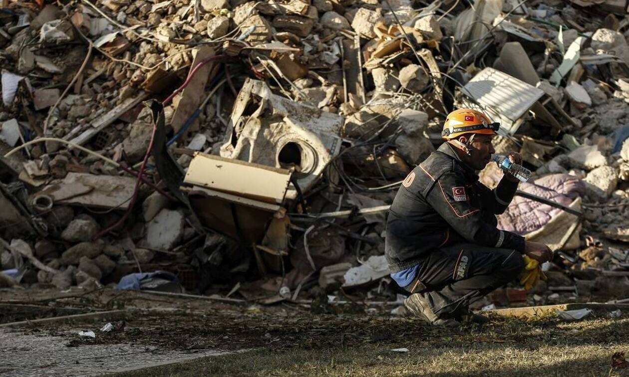 Σμύρνη: Σπαραγμός πάνω από τα ερείπια - Στους 113 οι νεκροί από το σεισμό