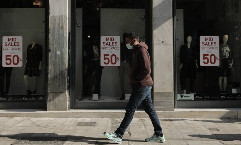 Lockdown: Κοσμοσυρροή από καταναλωτές στα καταστήματα προτού κλείσει η χώρα