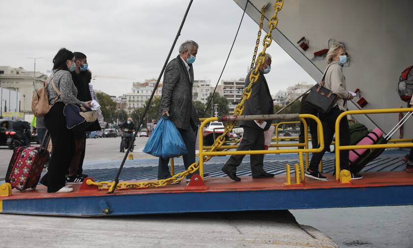 Lockdown: Εγκαταλείπουν την Αθήνα για τα νησιά - Αυξημένη κίνηση στο λιμάνι του Πειραιά 