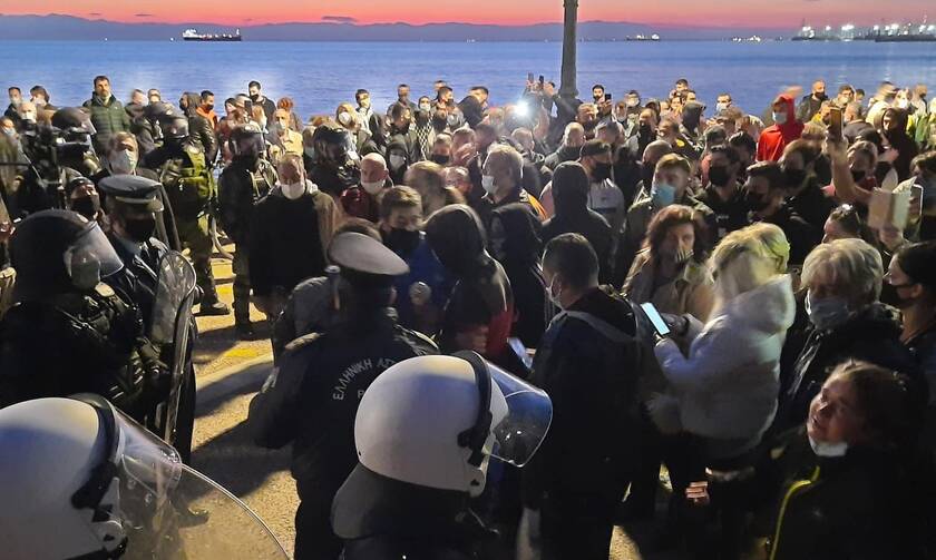 Lockdown: Επεισόδια στη Θεσσαλονίκη - Ξύλο μεταξύ αστυνομικών και αρνητών της μάσκας
