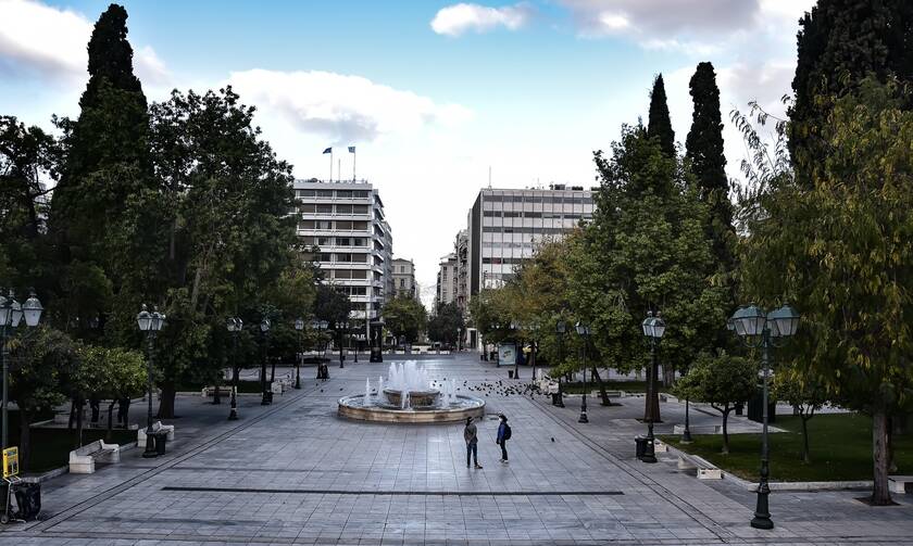 Lockdown: Έρημη πόλη η Αθήνα - Άδειοι δρόμοι και πλατείες την πρώτη Κυριακή της καραντίνας (pics)