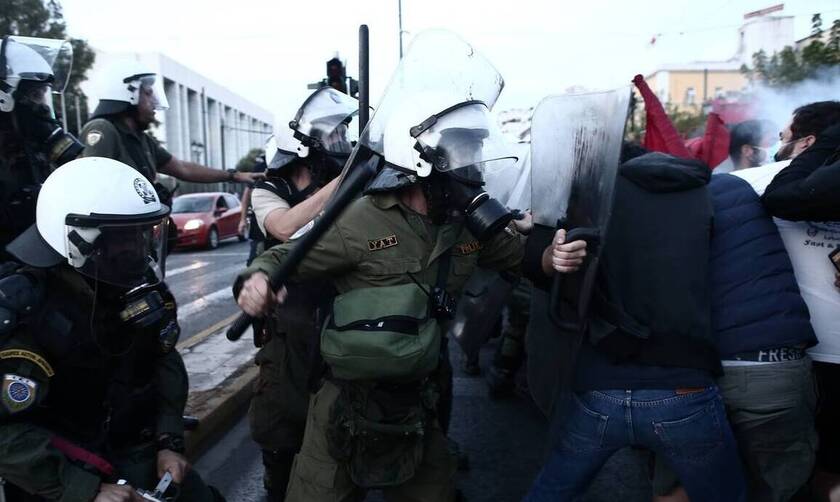 Κορονοϊός: «Έπεσαν» συλλήψεις και πρόστιμα σε συγκέντρωση στο Σύνταγμα