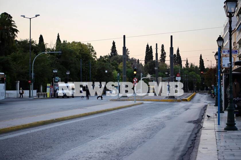 Ρεπορτάζ Newsbomb.gr: «Στοιχειωμένη» πόλη η Αθήνα - Άδειοι δρόμοι και παντού Αστυνομία