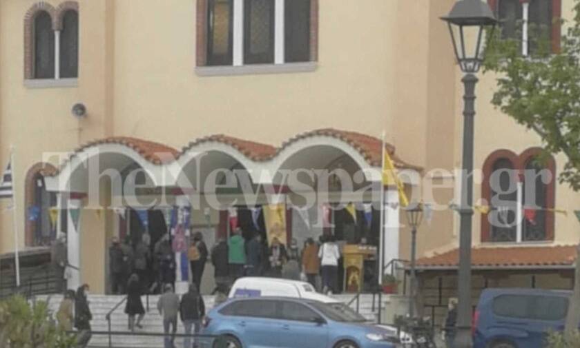 Κορονοϊός - Βόλος: Εκκλησία άνοιξε τις πόρτες για λειτουργία - Απίστευτες εικόνες συνωστισμού
