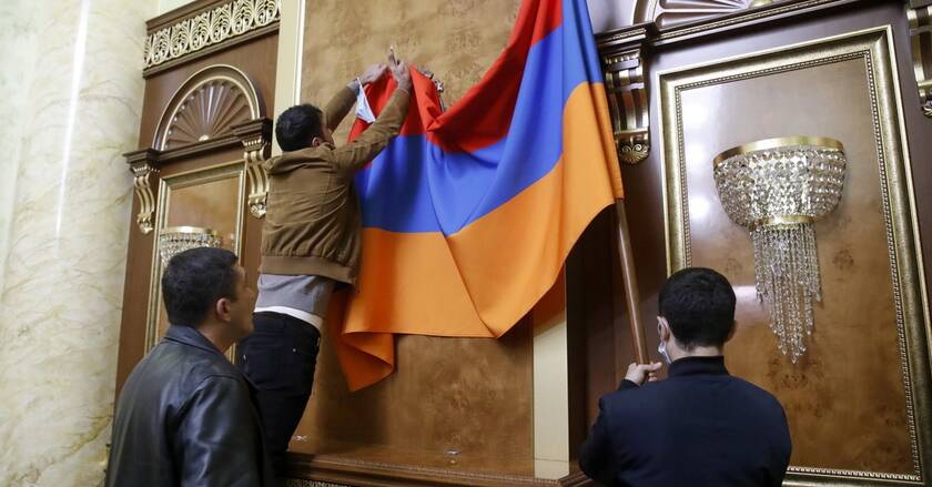 Ναγκόρνο-Καραμπάχ: Ταραχές στην Αρμενία - Εξαγριωμένοι πολίτες εισέβαλαν στο κοινοβούλιο