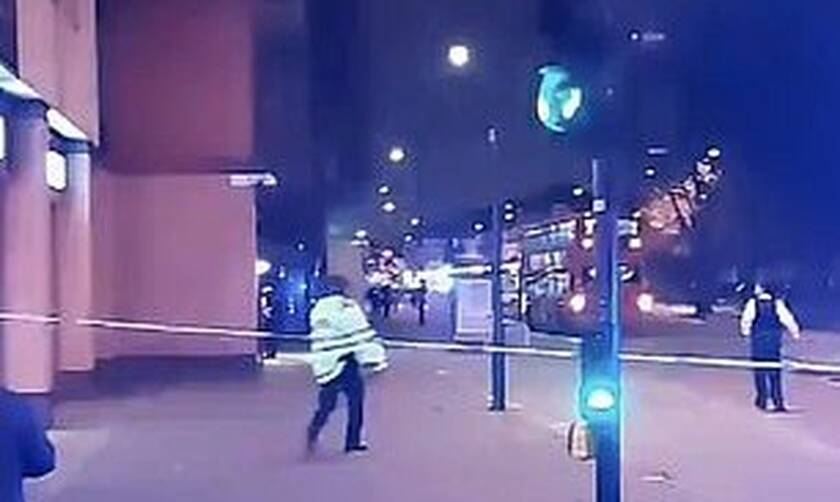 Συναγερμός στο Λονδίνο: Αυτοκίνητο «μπούκαρε» σε αστυνομικό τμήμα