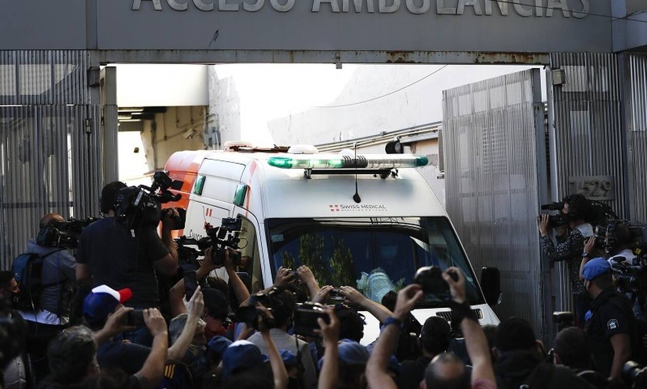 Ντιέγκο Μαραντόνα: Η στιγμή που φεύγει από το νοσοκομείο – Χαμός στην έξοδο! (video)