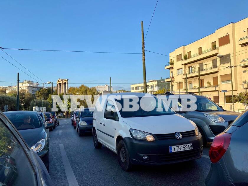 Lockdown: Ποια καραντίνα; Αυξημένη κίνηση και σήμερα στους δρόμους της Αθήνας