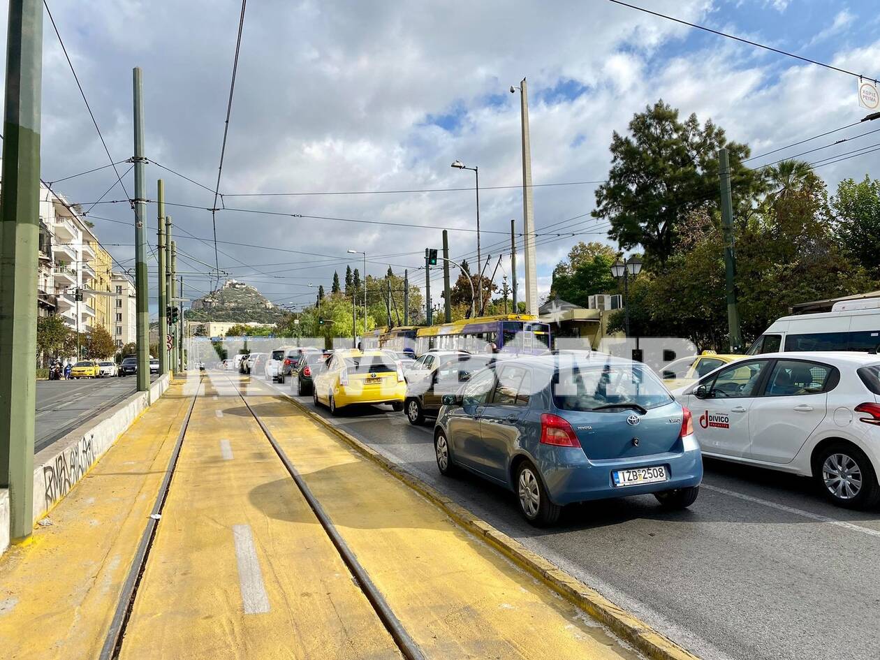 Ρεπορτάζ Newsbomb.gr: Ουρές χιλιομέτρων στους δρόμους εν μέσω – υποτίθεται – lockdown (pics+vids)