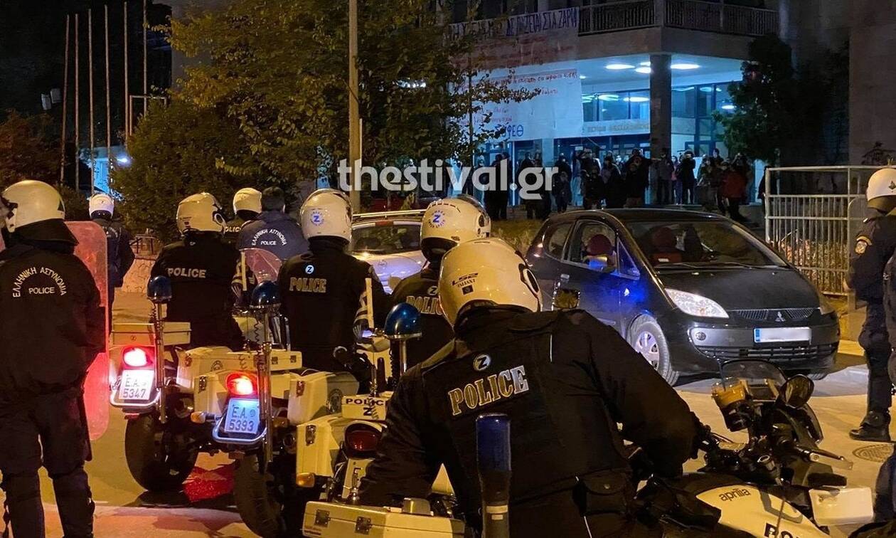 Θεσσαλονίκη: Συναγερμός στην Αστυνομία - Άτομα συγκεντρώθηκαν στις φοιτητικές εστίες