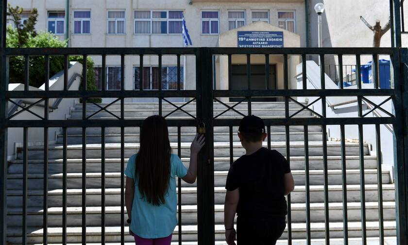 Κορονοϊός στην Ελλάδα: Οι αριθμοί οδηγούν στο κλείσιμο των δημοτικών σχολείων ακόμα και τη Δευτέρα