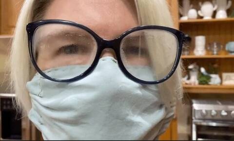Κορονοϊός: Το κόλπο για να μην θολώνουν τα γυαλιά με τη μάσκα (video)