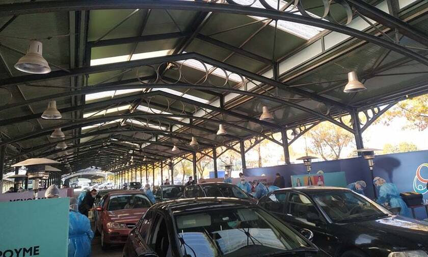 Κορονοϊός - Λάρισα: Ουρές για ένα rapid test - Μαζικά σπεύδουν με τα αυτοκίνητα στη Σκεπαστή Αγορά