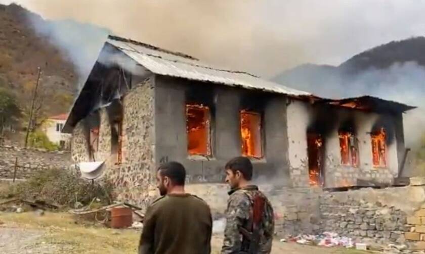Ναγκόρνο - Καραμπάχ: Αρμένιοι καίνε τα σπίτια τους για να μην πέσουν σε τουρκικά χέρια