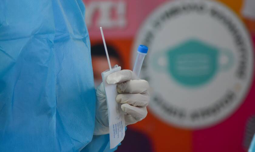 ΚορονοΪός - «Βόμβα» Λινού: Δεν έχει επιβεβαιωθεί ότι ο ιός μεταδίδεται με την κατάποση σάλιου 