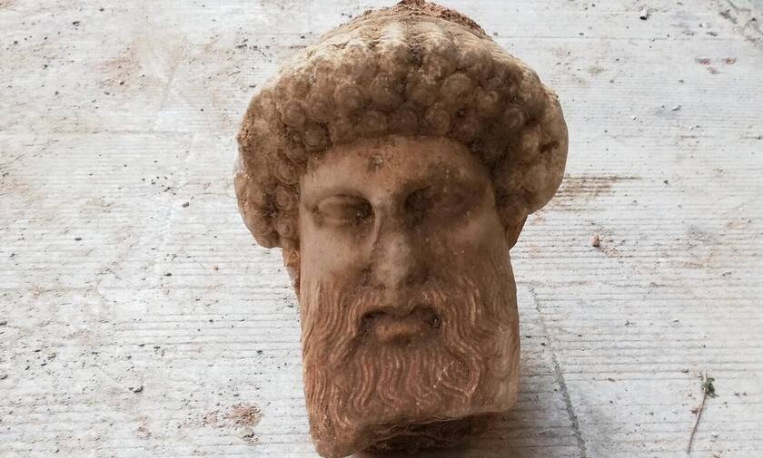 Τον θεό Ερμή απεικονίζει η κεφαλή αγάλματος που βρέθηκε στην Αιόλου: Η ανακοίνωση του υπ. Πολιτισμού