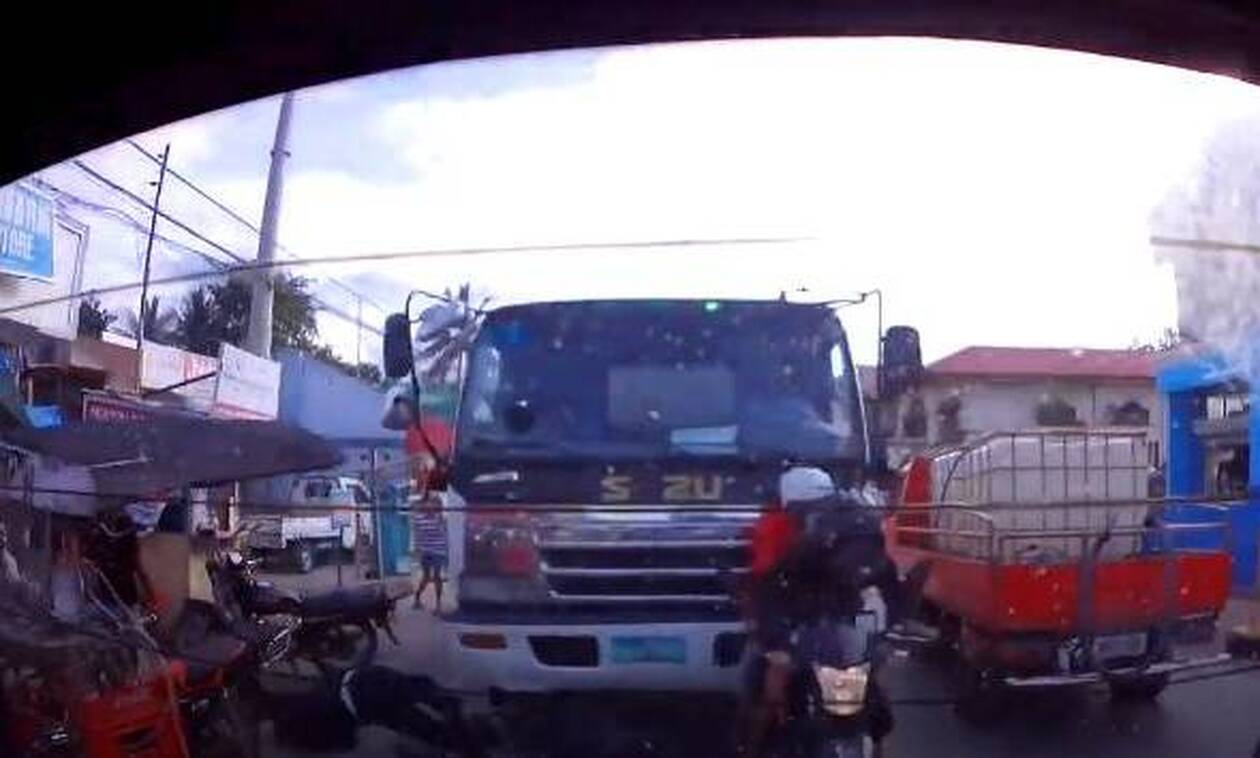 Τρομακτική στιγμή: Φορτηγό ισοπεδώνει δύο μηχανάκια (video)