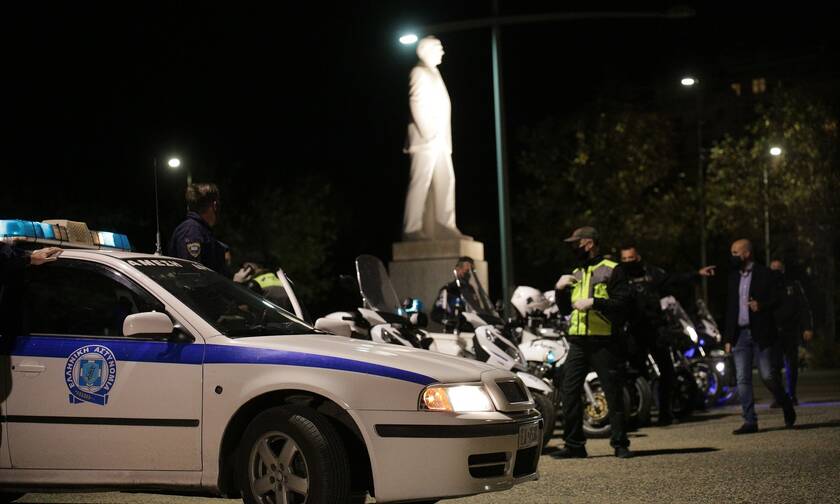 Θεσσαλονίκη: Ένταση και προσαγωγές - Νεαροί σήκωσαν πανό στο Άγαλμα του Μεγάλου Αλεξάνδρου