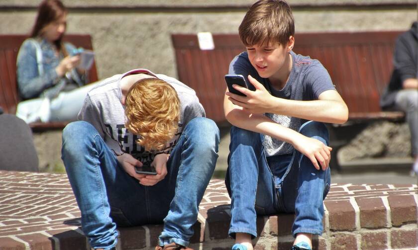Πέντε σημάδια που μαρτυρούν τον εθισμό του παιδιού στο κινητό 