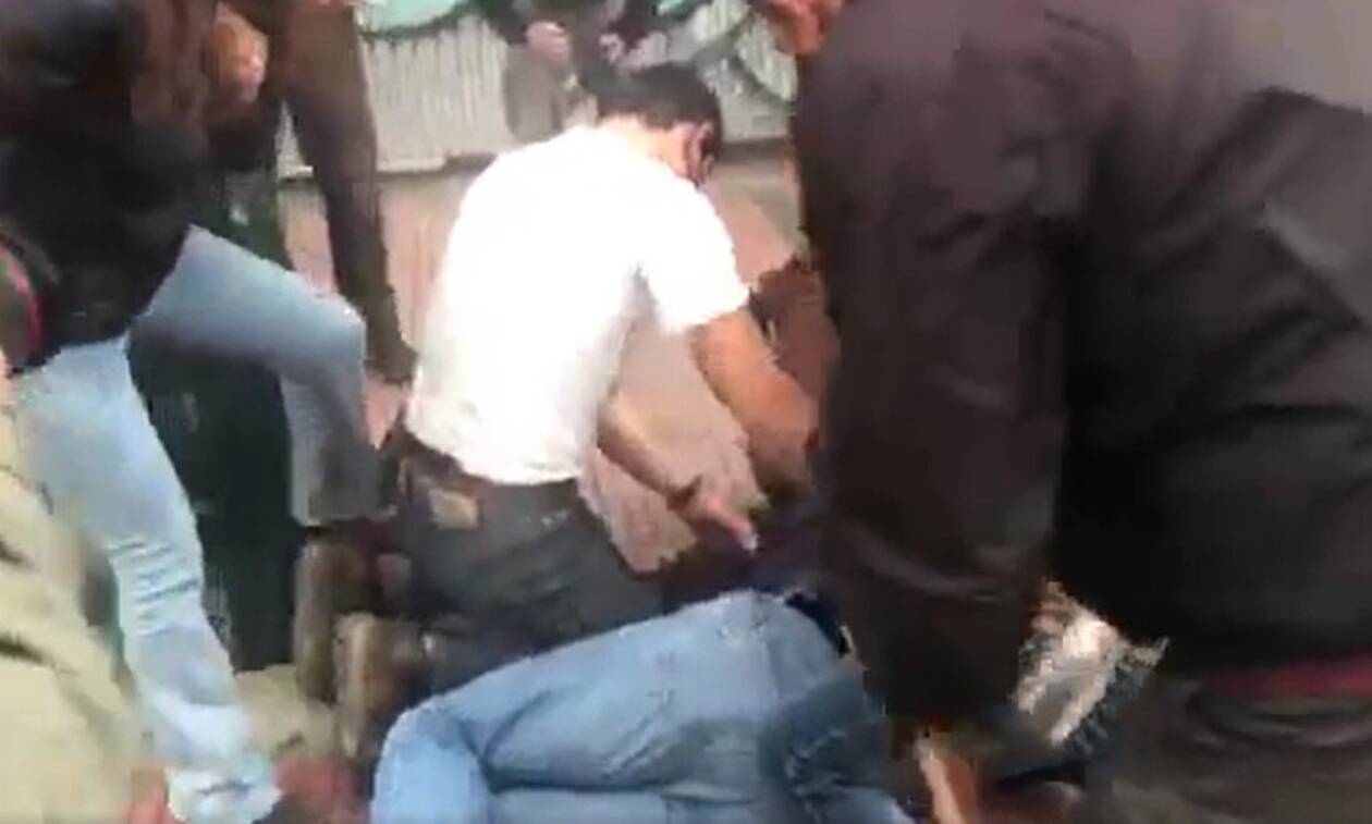 Πολυτεχνείο - Συγκλονιστικό βίντεο: Κατέρρευσε άνδρας από τα επεισόδια στο κέντρο