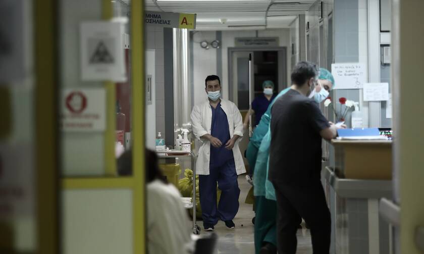 Κορoνοϊός: «Ασφυκτιούν» τα νοσοκομεία της Β. Ελλάδας – Θέμα ωρών οι αεροδιακομιδές