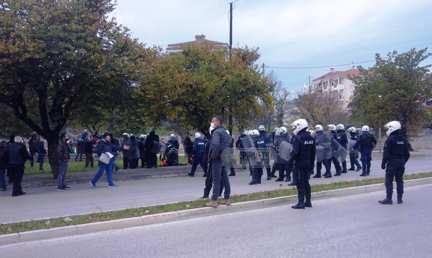 Ιωάννινα: Προσαγωγές και τραυματίες μετά τα επεισόδια στο Μνημείο του Πολυτεχνείου