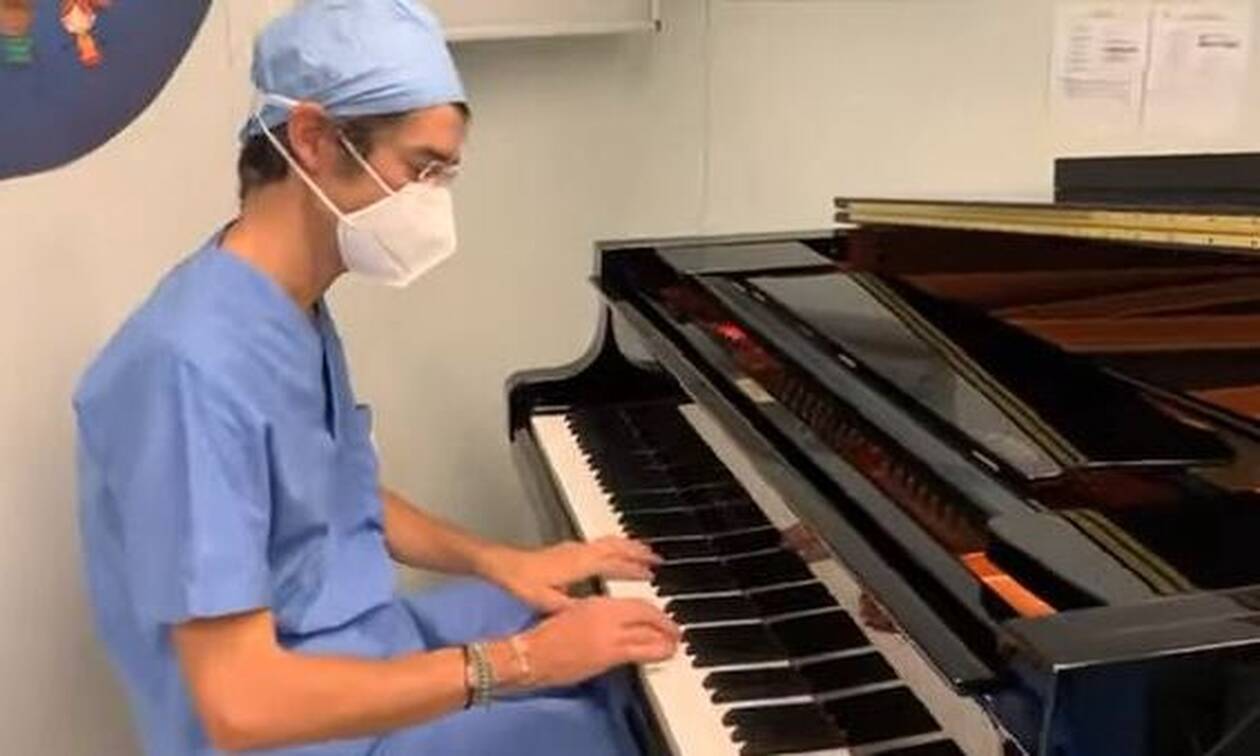 Ιταλία: Συγκίνηση! Γιατρός έπαιζε πιάνο δίπλα σε 10χρονο ασθενή σε επέμβαση αφαίρεσης όγκου