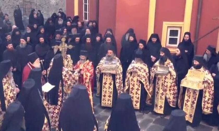 Κορονοϊός: Λιτανεία για απαλλαγή από τον κορονοϊό χωρίς να φορούν μάσκες στο Άγιο Όρος