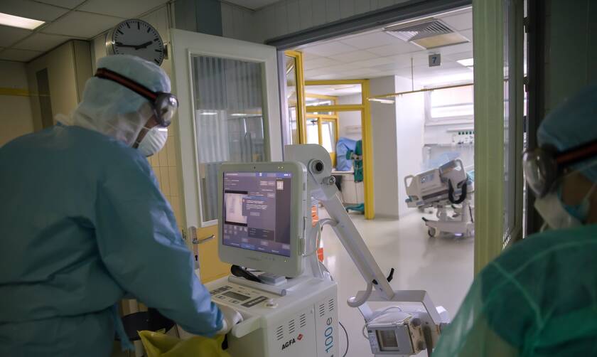 Κορονοϊός: «Ασφυκτιούν» τα νοσοκομεία της χώρας - 1.500 υγειονομικοί δίνουν μάχη με την πανδημία