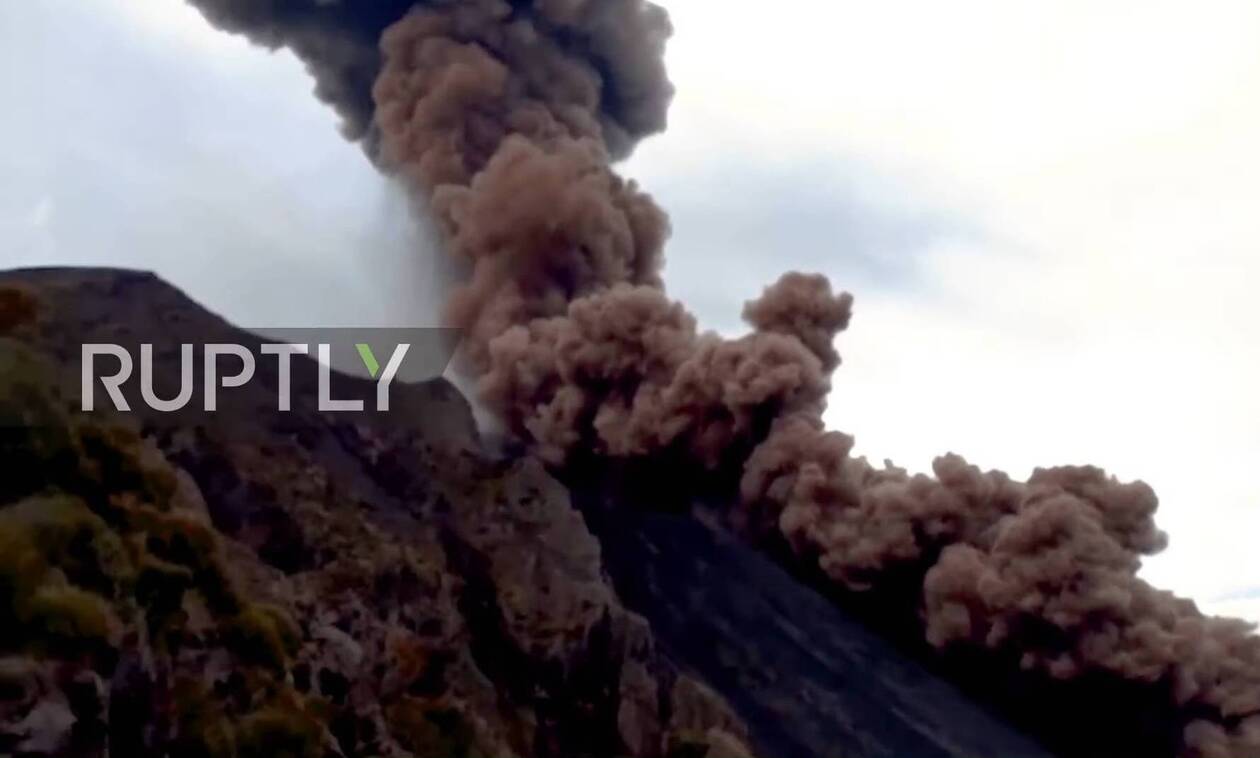 Ιταλία: Εντυπωσιακά βίντεο από την έκρηξη του ηφαιστείου Στρόμπολι