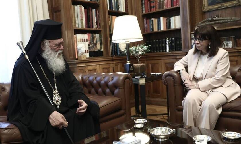Ιερώνυμος: Επικοινωνία Σακελλαροπούλου με τον Αρχιεπίσκοπο - Οι ευχές της ΠτΔ