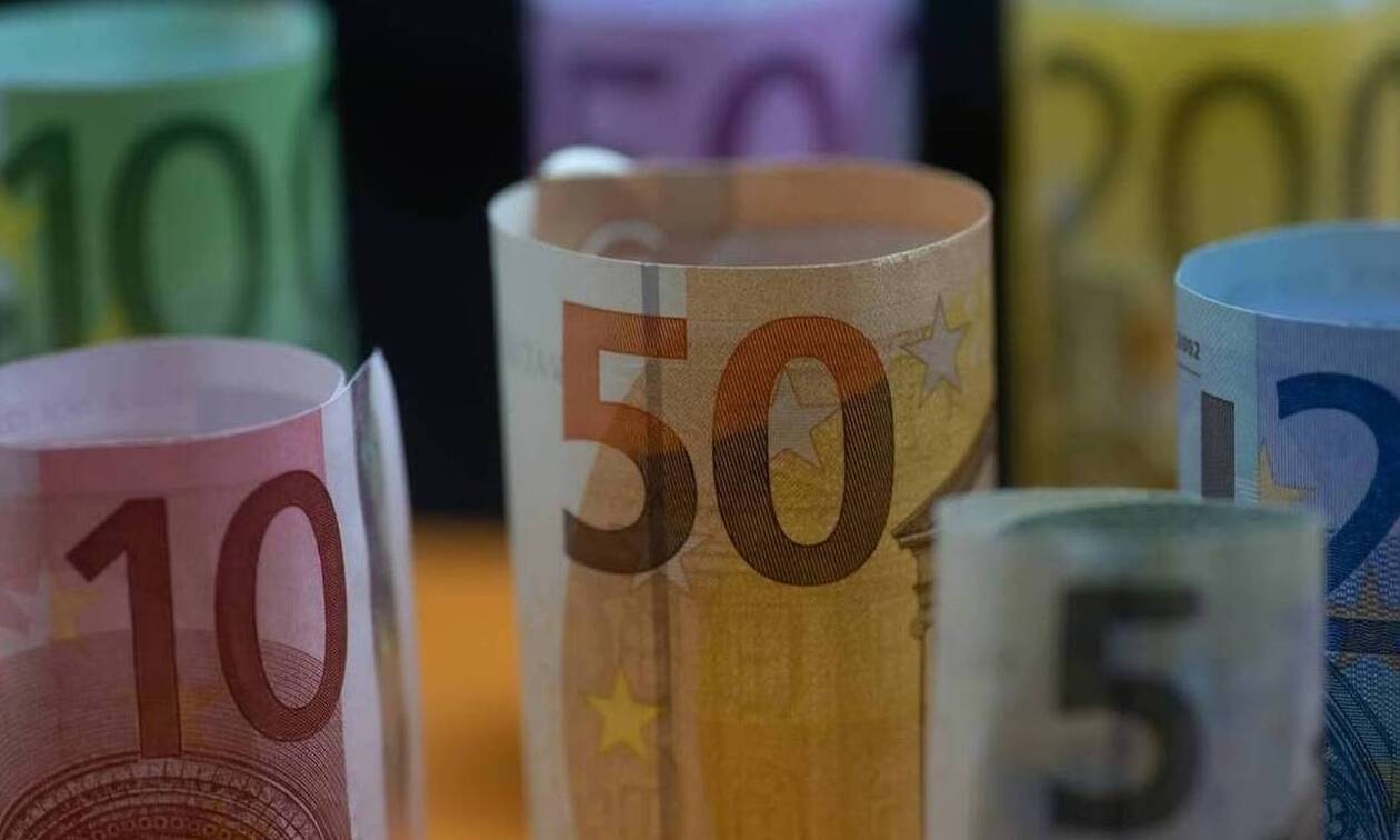 Επίδομα 800 ευρώ: Σε 2 «ταχύτητες» οι πληρωμές - Πότε θα λάβουν τα χρήματα οι δικαιούχοι 