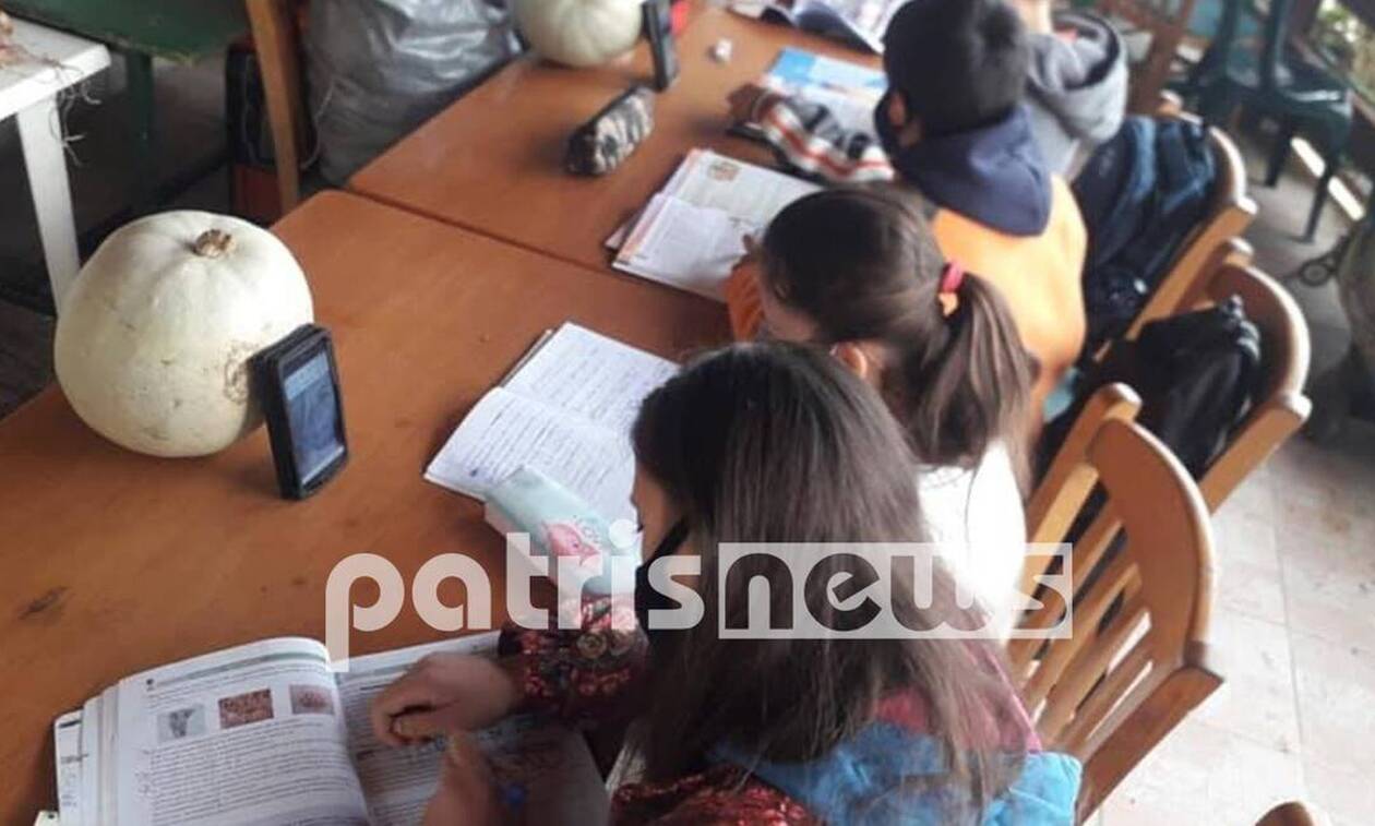 ΝΔ: Ο κοινοτάρχης και ιδιοκτήτης του καφενείου μοίρασε τη φωτογραφία με τους μαθητές στην Ηλεία