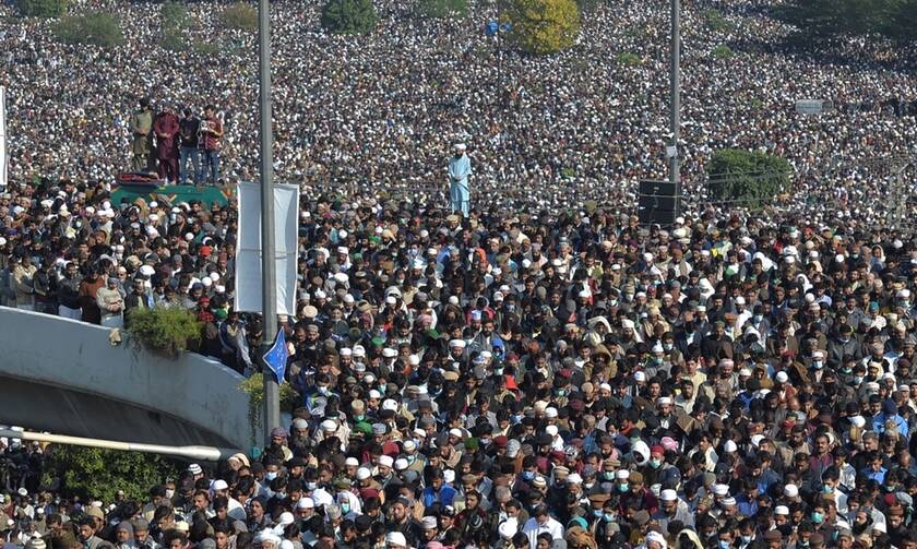 Πακιστάν: Κοσμοσυρροή χωρίς μέτρα και αποστάσεις στην κηδεία ισλαμιστή ιμάμη εν μέσω πανδημίας