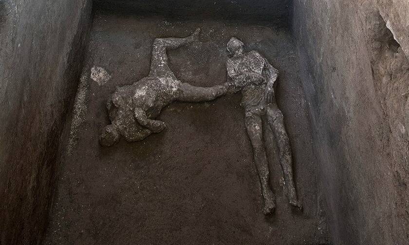 Αρχαιολόγοι ανακάλυψαν στα ερείπια της Πομπηίας τα λείψανα ενός πλούσιου κι ενός σκλάβου