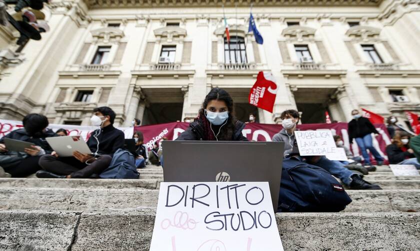 Κορονοϊός: Τηλεκπαίδευση στο... πεζοδρόμιο - Φτάνει πια με το διαδικτυακό μάθημα λένε ιταλοί μαθητές
