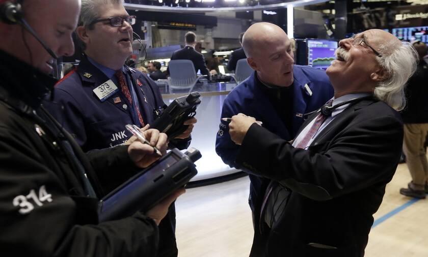 Γράφτηκε ιστορία στη Wall Street - Ο Dow Jones έκλεισε πάνω από τις 30.000 μονάδες