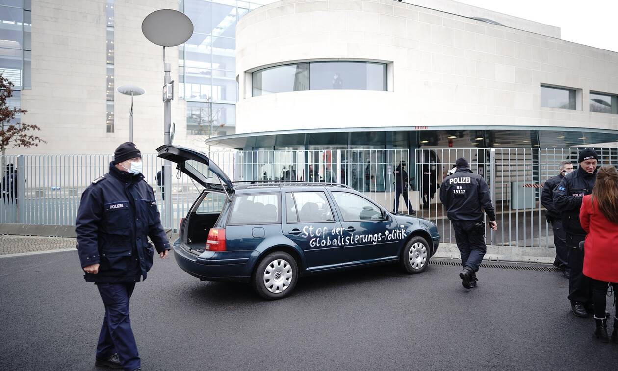Συναγερμός στο Βερολίνο: Αυτοκίνητο «εισέβαλε» στην είσοδο του γραφείου της Άνγκελα Μέρκελ (vid)