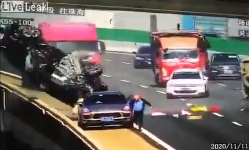 Τρομακτικό ατύχημα: Aυτοκίνητο πέφτει από γέφυρα