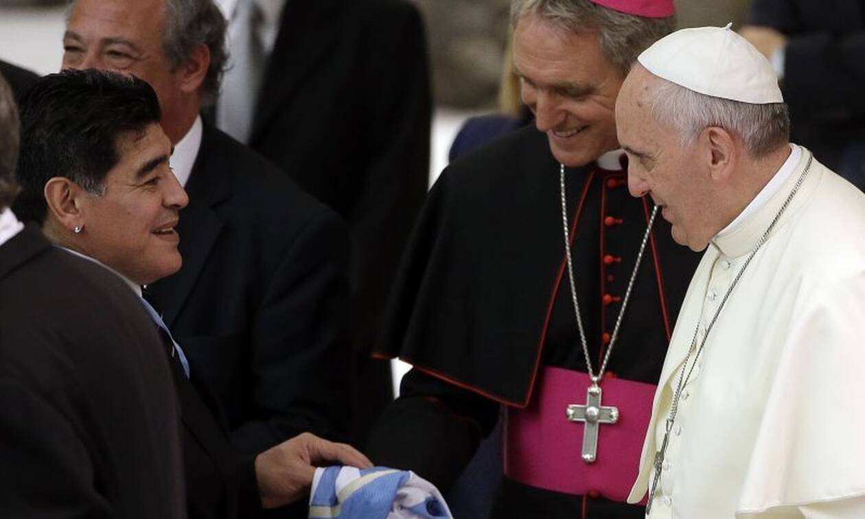 Ντιέγκο Μαραντόνα: Το δώρο του Πάπα στην οικογένεια του Θεού