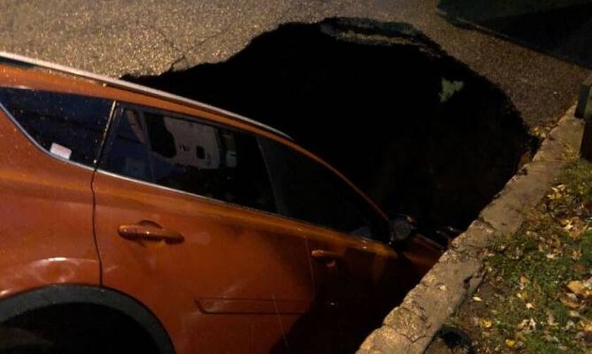 Άνοιξε η γη και το «κατάπιε»: Αυτοκίνητο στη Νέα Υόρκη έπεσε σε τεράστια τρύπα (pics)