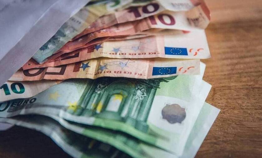 Επίδομα 800 ευρώ: Ξεκίνησαν οι πληρωμές - Τα ποσά και οι δικαιούχοι