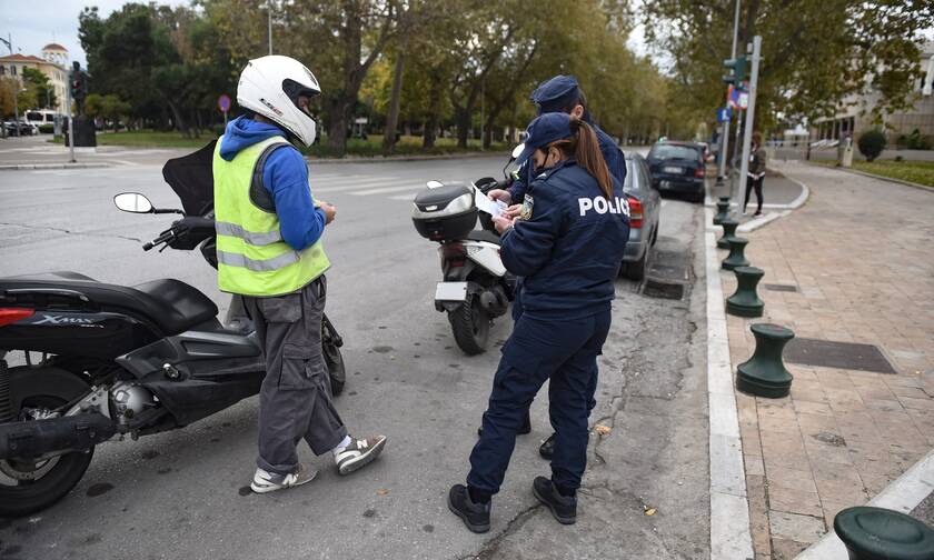 Κορονοϊός: Πρωτοφανές περιστατικό -  Οδηγός επιχείρησε να φύγει τη στιγμή του ελέγχου