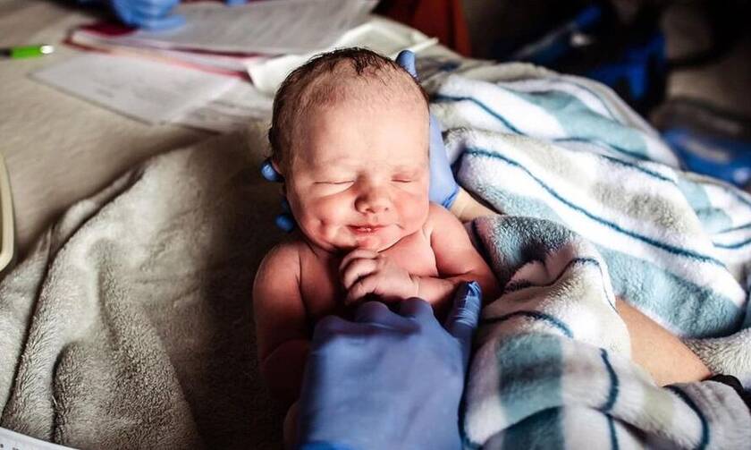 Απίθανες φωτογραφίες νεογέννητων δευτερόλεπτα μετά τη γέννησή τους