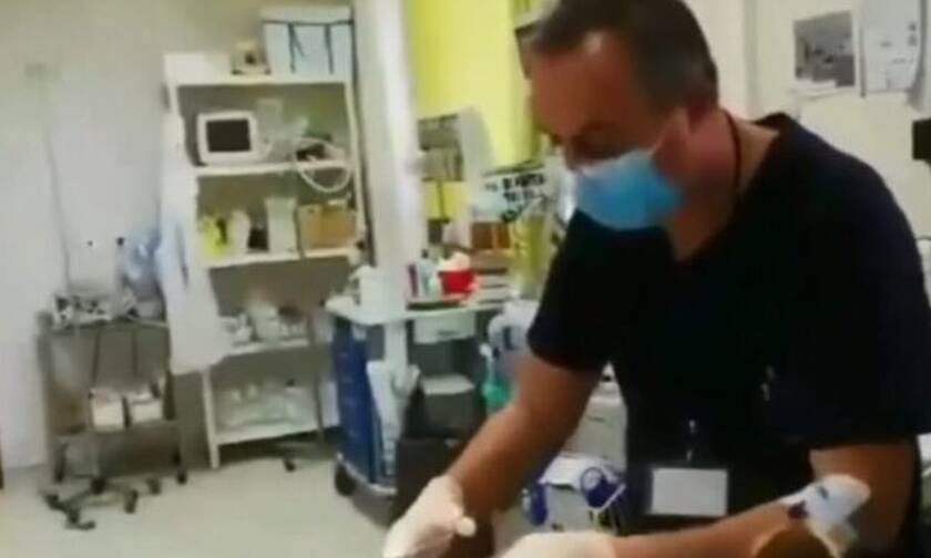 Συγκλονίζει γιατρός στην Κρήτη: Προσφέρει τις υπηρεσίες του με ορό στο χέρι 