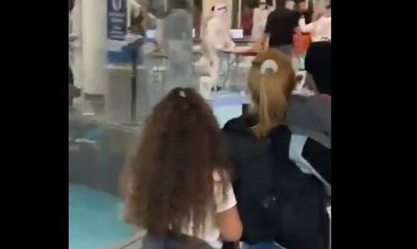 Χάος σε αεροδρόμιο: Επιβάτης επιτέθηκε σε φρουρό που του είπε να φορέσει μάσκα (vid)