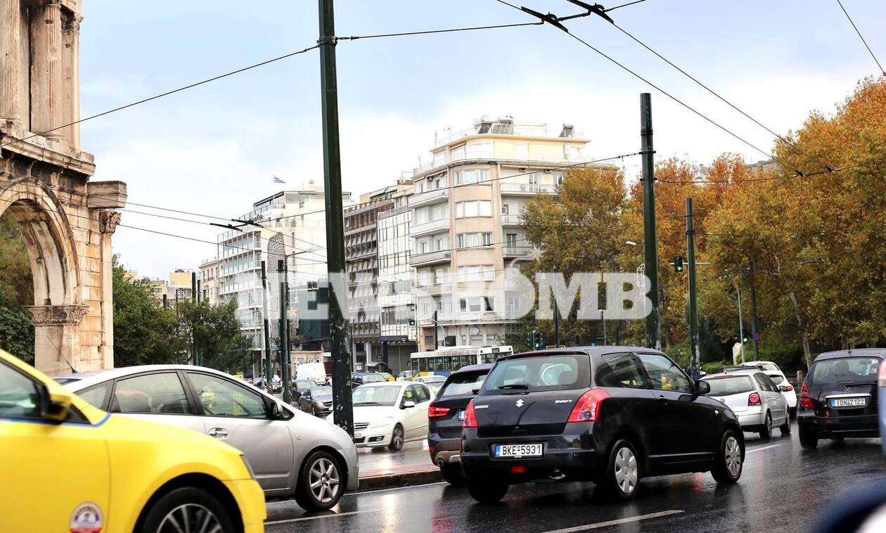 Ρεπορτάζ Newsbomb.gr: Μποτιλιάρισμα στο κέντρο της Αθήνας παρά το lockdown